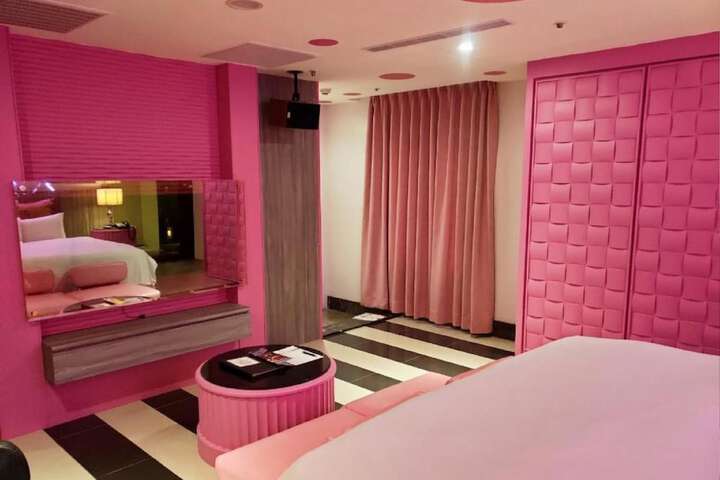 Room 28 of 68