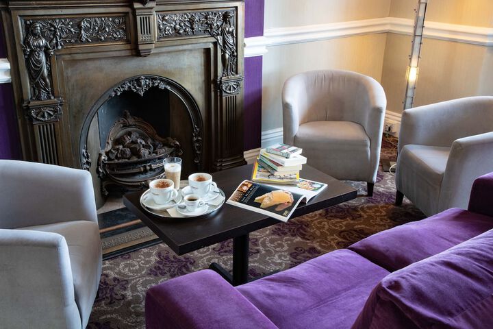 Lounge 93 of 102