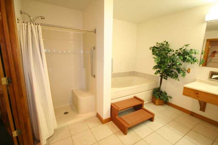 Pine Country Economy King Bed Pet Friendly (1 of 31)
