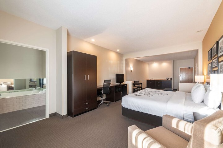 1 King Bed Suite Upgrade (3 of 14)