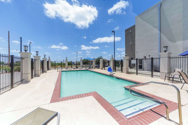 Hotel Pool