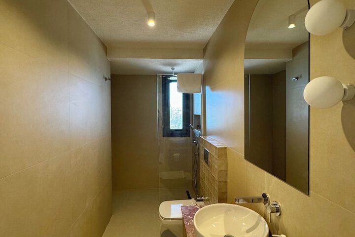 Room 32 of 48