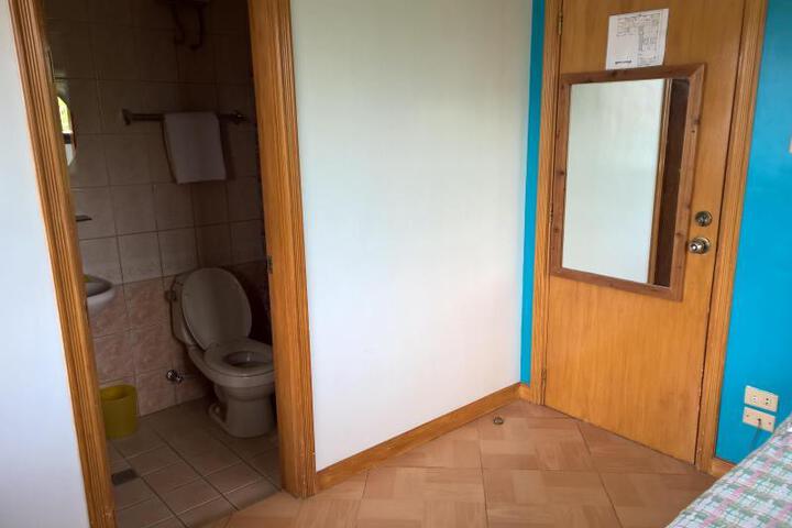 Room 4 of 6