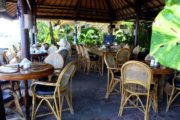 Dining 76 of 103
