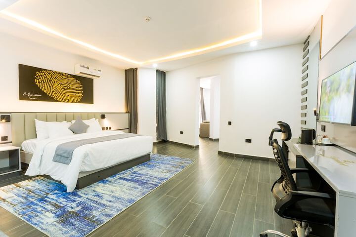 Room 13 of 32