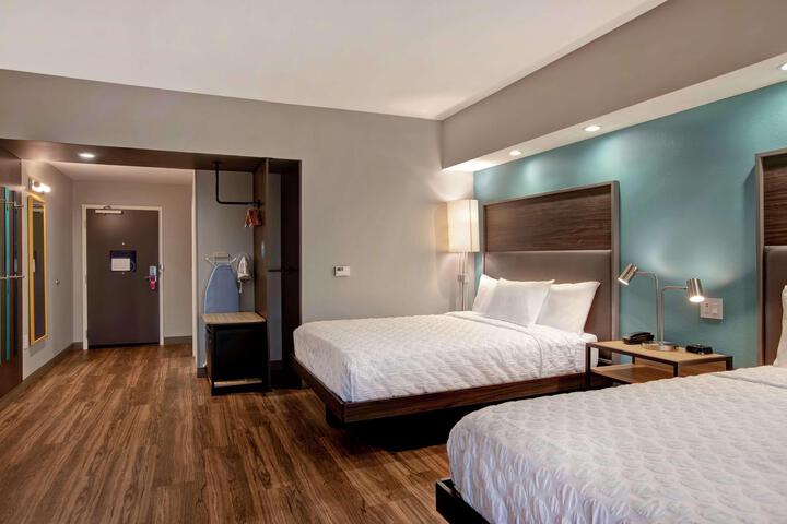 2 Queen Beds (10 of 15)