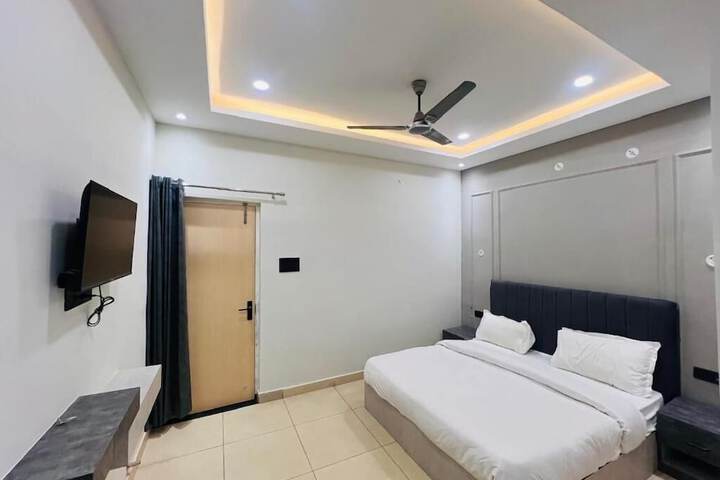 Room 4 of 8