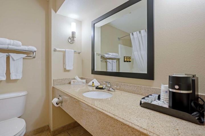 2 Queen Beds Pet Friendly Room, Microwave and Refrigerator Full Breakfast (3 of 14)