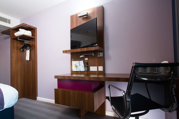 Room 11 of 32