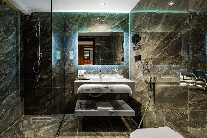 Room 9 of 12