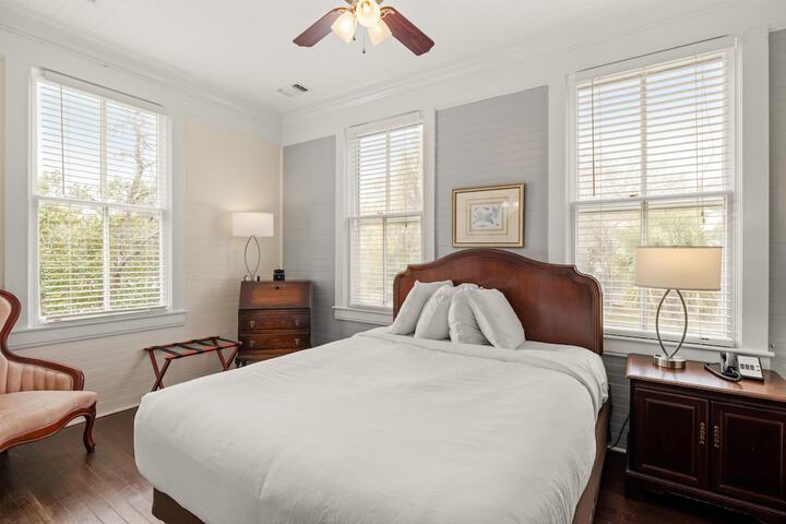 1 Queen Bed (3 of 12)
