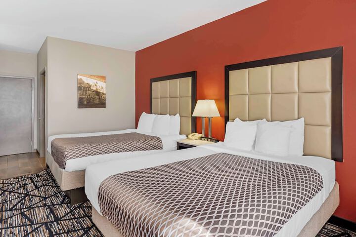 1 Queen Bed Pet Friendly Room Work Desk Sofa Microwave and Refrigerator WiFi Full Breakfast (22 of 31)