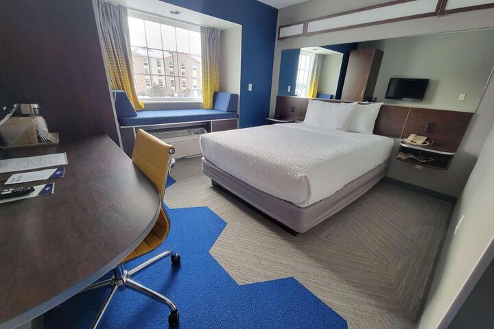 1 Queen Bed Mobility Hearing Impaired Accessible Room (35 of 44)