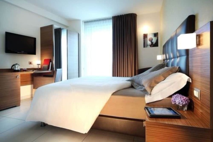 Room 8 of 48