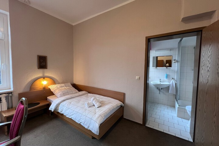 Room 5 of 49
