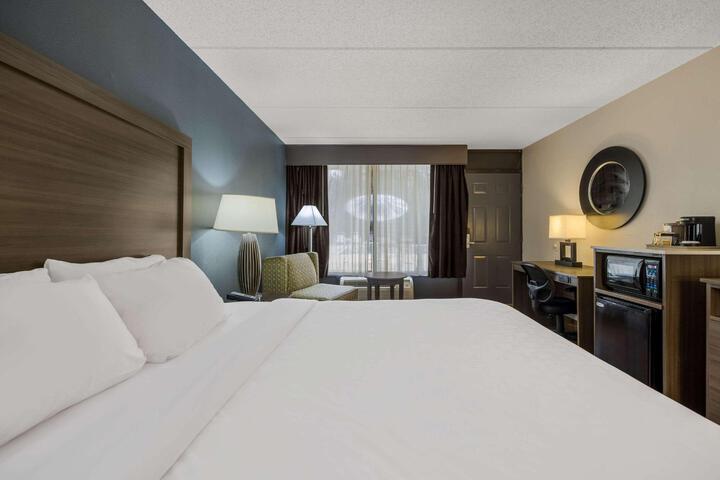1 Queen Bed (4 of 5)