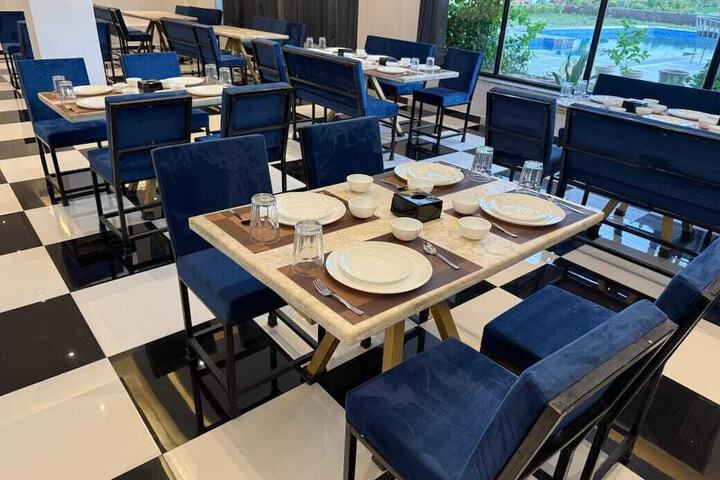 Dining 11 of 13