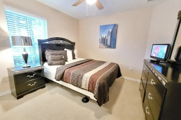 652 Rosselli Blvd 4 Bedrooms 2 Bathrooms