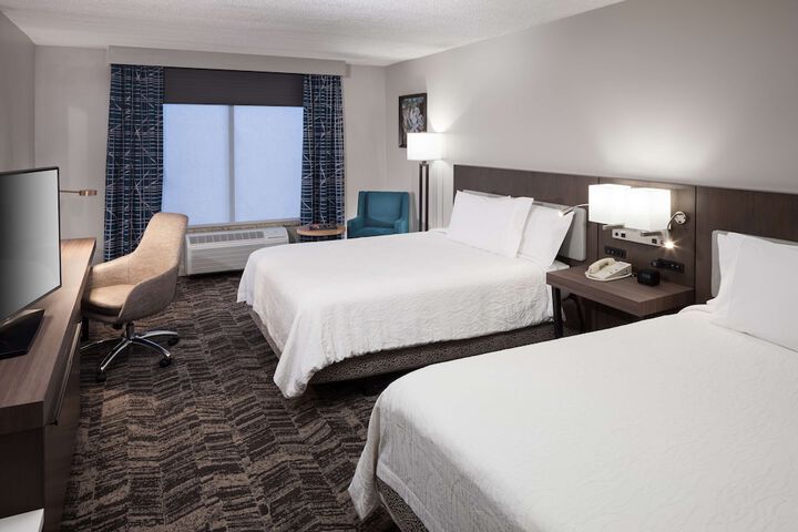 2 Queen Beds (12 of 13)