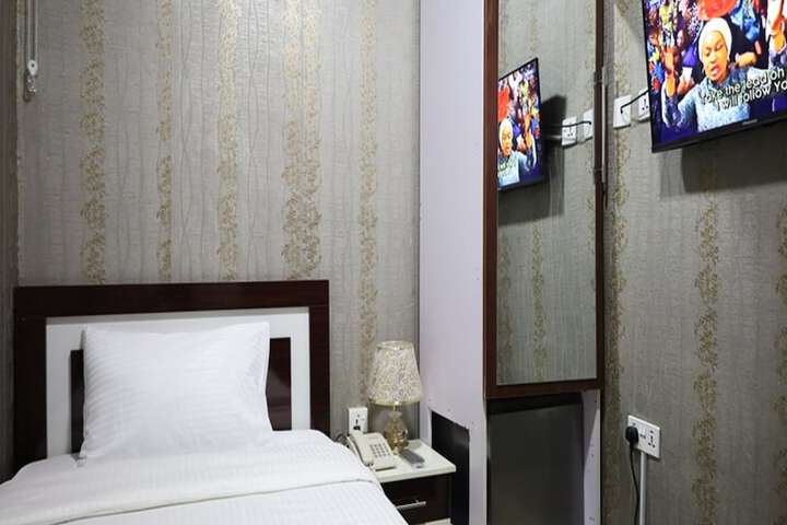 Room 16 of 32