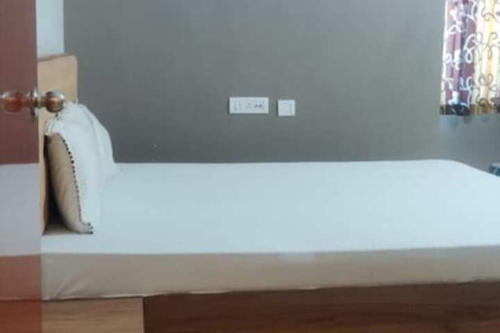 Room 13 of 21