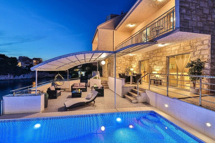 Pool 11 of 18