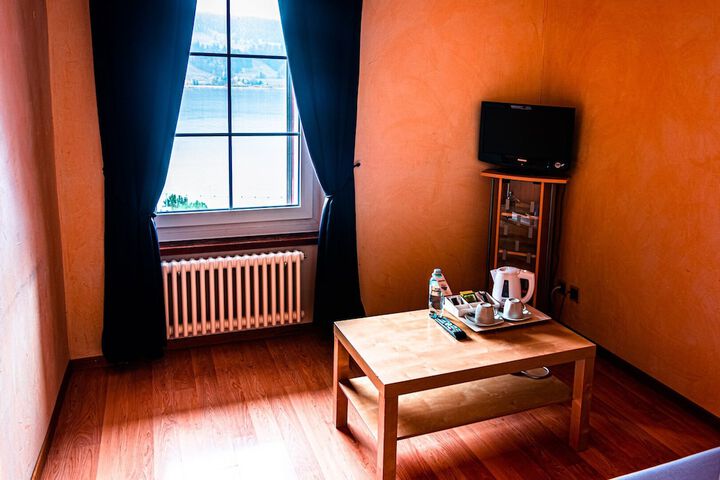Room 7 of 28