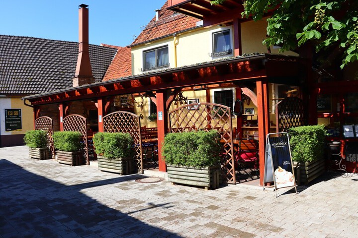 Hotel Exterior 60 of 67