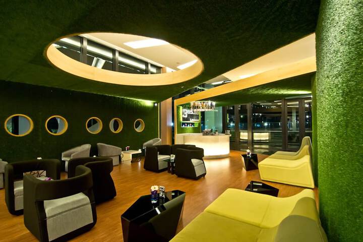 Lounge 86 of 89