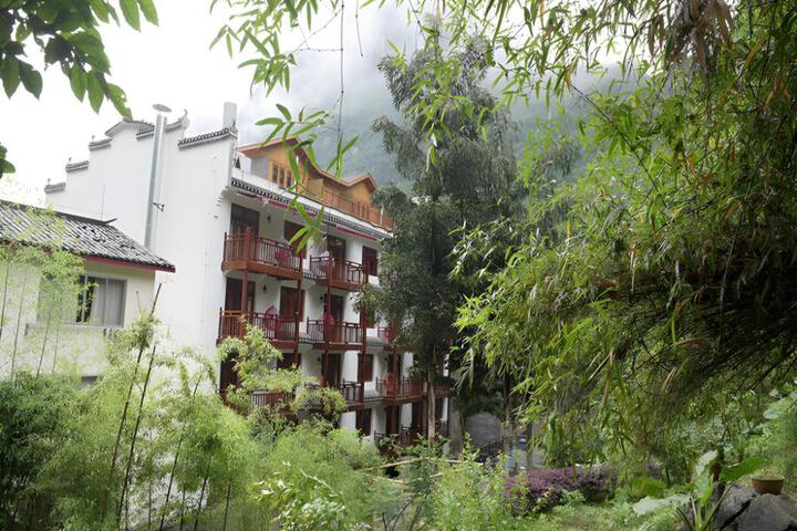 Alley Mountain View Garden Hotel