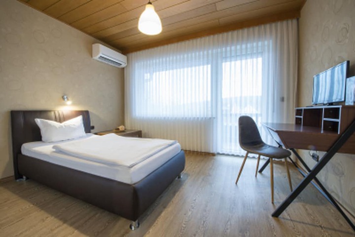 Room 4 of 16