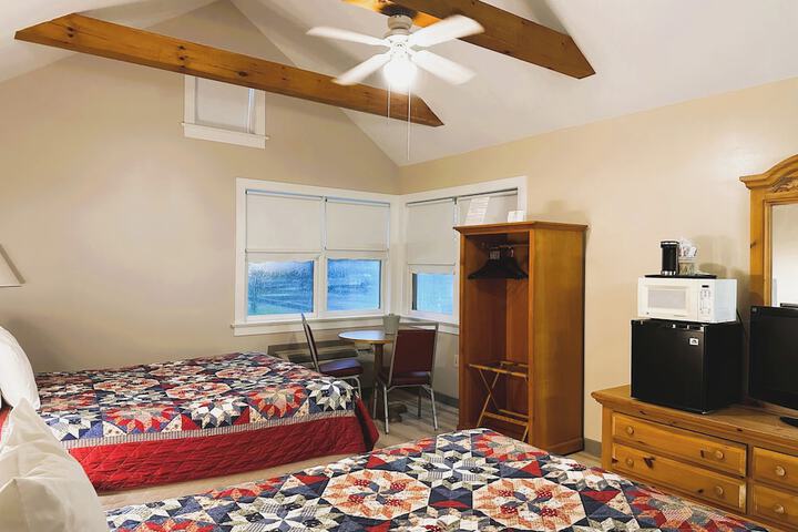 2 Queen Beds Not Pet Friendly (6 of 15)