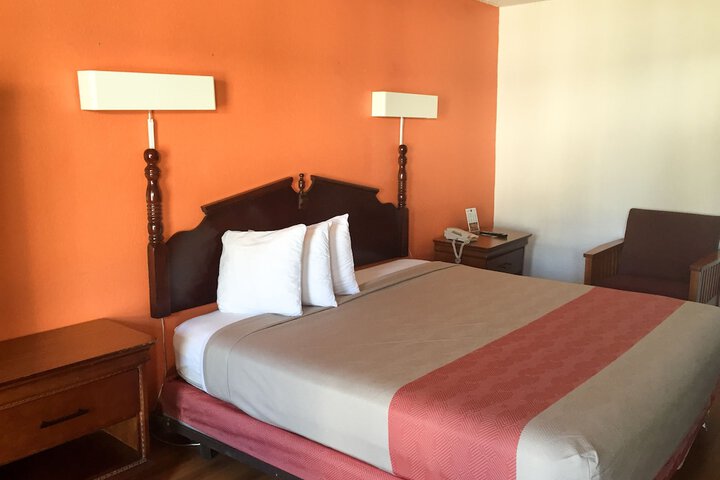 1 King Bed (2 of 7)