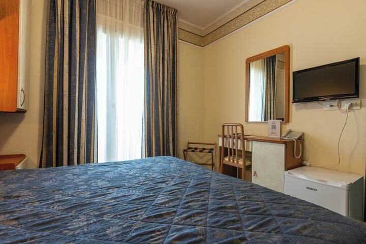 Room 11 of 42