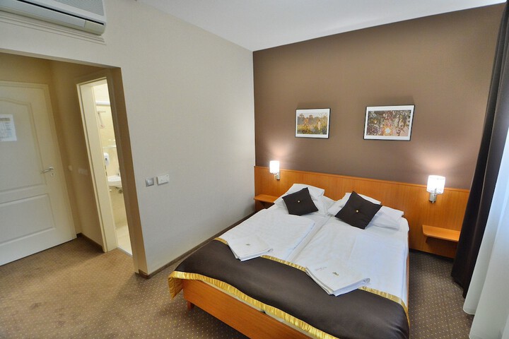 Room 17 of 40