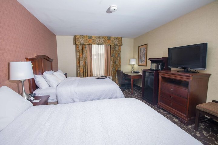 2 Queen Beds Mobility Hearing Accessible Tub (6 of 7)