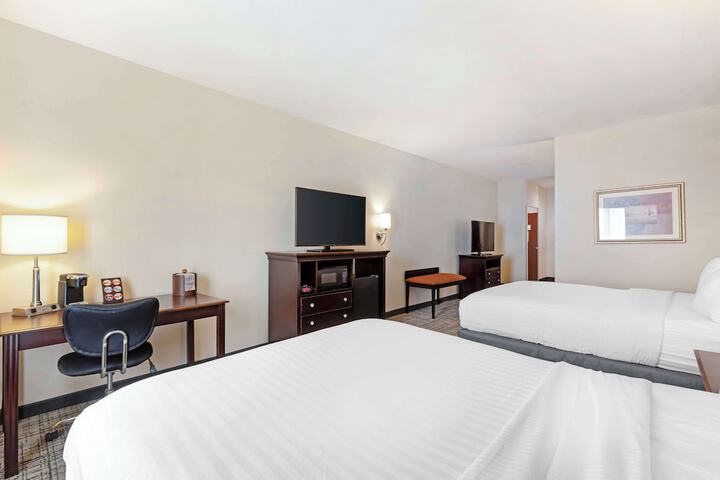 2 Queen Beds High Speed Internet Accessible Microwave and Refrigerator Flat Screen Television Desk Full Breakfast (8 of 10)