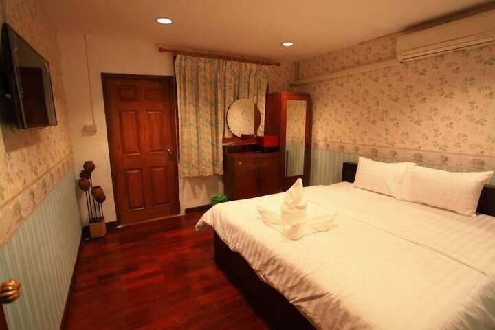 Room 2 of 33