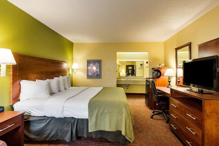 1 King Bed (7 of 9)