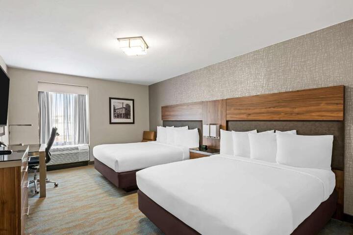 2 Queen Beds (23 of 27)