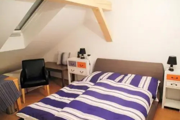 Room 10 of 12