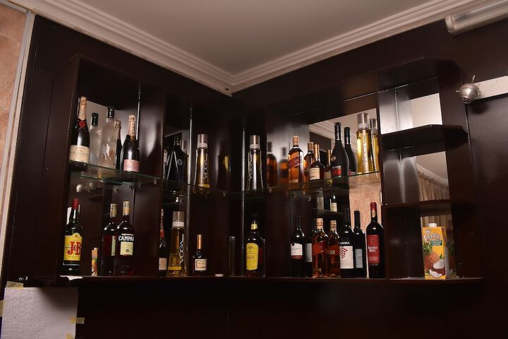 Lounge 33 of 41