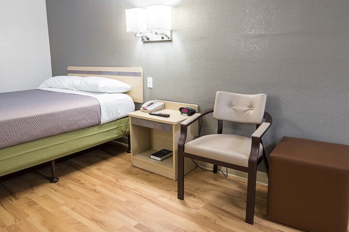 1 Queen Bed (3 of 13)