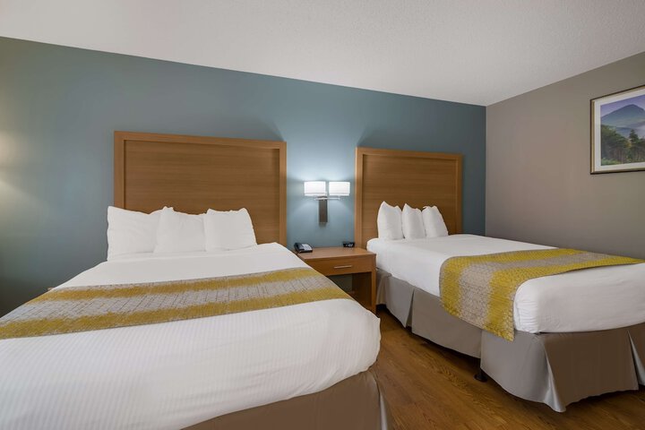2 Queen Beds High Speed Internet Accessible Microwave, Refrigerator Full Breakfast (1 of 16)