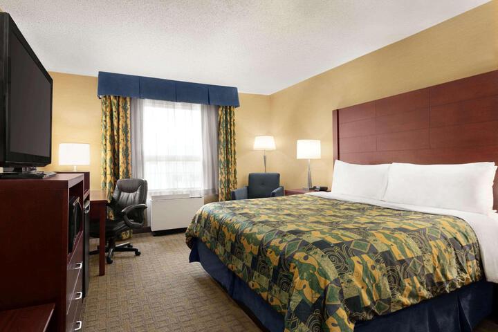 1 Queen Bed (5 of 16)