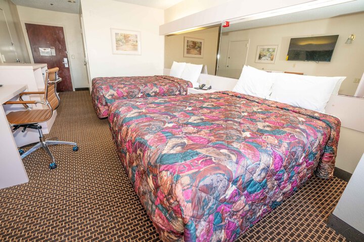 Deluxe Queen Bed (8 of 10)