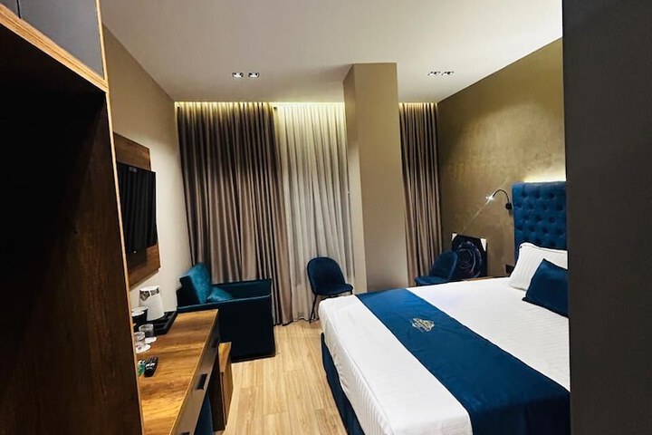 Room 9 of 16