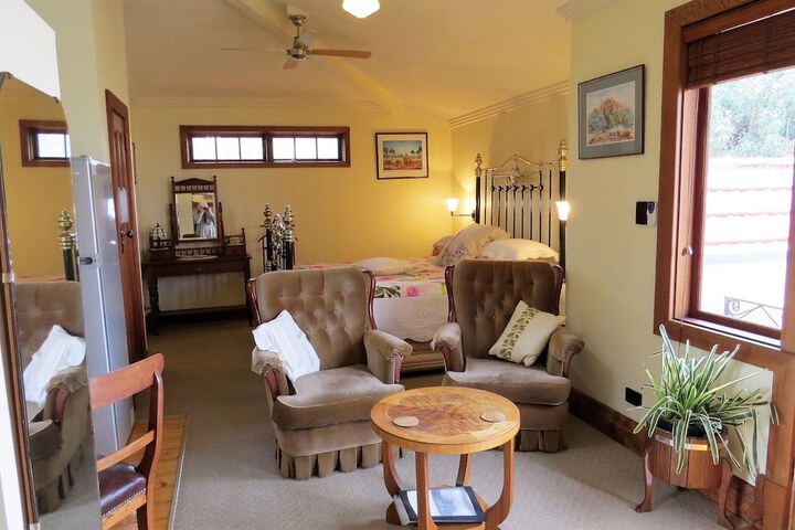 Room 4 of 28