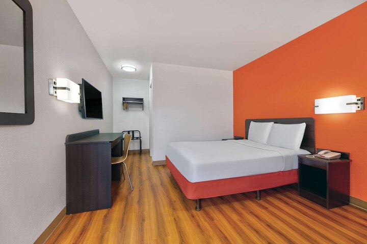 1 Queen Bed (5 of 5)