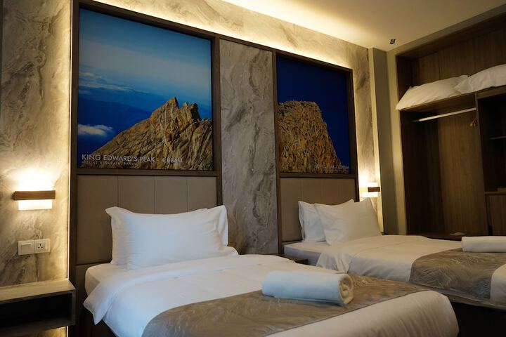 Room 32 of 60